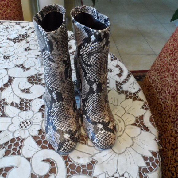 Tory Burch Python Print Ankle Heeled Boots Size 8.5M - Picture 3 of 16